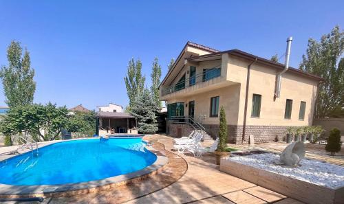 Bazén v ubytování Stunning Villa Private Pool near Yerevan centre nebo v jeho okolí