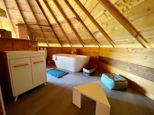 ein Badezimmer mit Badewanne und Waschbecken in der Unterkunft Domaine d'Escapa in Estipouy
