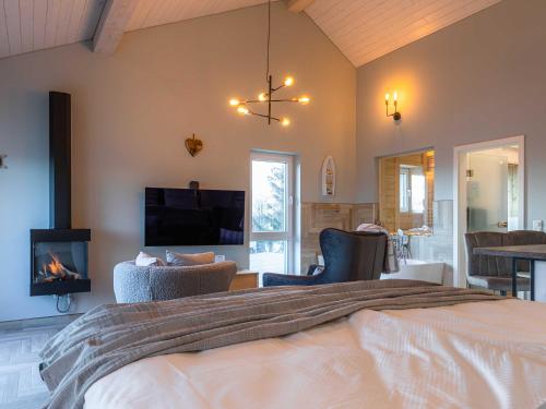 - une chambre avec un grand lit et un salon dans l'établissement Luxus Loft am Müritzufer, à Sietow Dorf