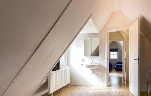 La salle de bains blanche est pourvue d'un lavabo et d'un miroir. dans l'établissement Awesome Home In West-graftdijk With Kitchen, à West-Graftdijk