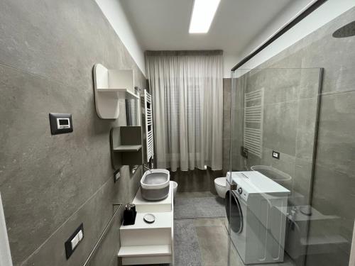 łazienka z toaletą i umywalką w obiekcie Adriatico Luxury Apartments w mieście Civitanova Marche