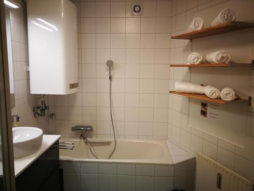 een badkamer met een bad en een wastafel bij Mountain View City Center in Innsbruck