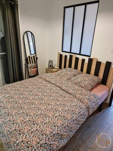 une chambre avec un lit et deux chaises dans l'établissement La Comoé - 5 min centre Pau - 1 chambre - Parking, à Billère