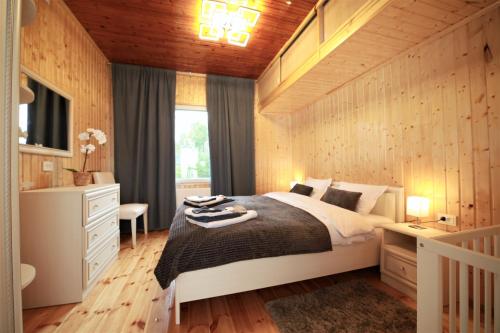 1 dormitorio con cama, escritorio y ventana en East side in Tervola with sauna and free parking, en Tervola