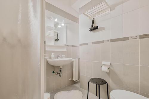 biała łazienka z umywalką i toaletą w obiekcie Leone Vatican House w Rzymie