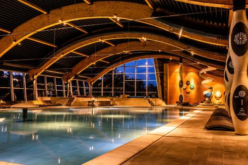 una gran piscina en un edificio con techo en Premium Apartments Terme Sveti Martin en Sveti Martin na Muri