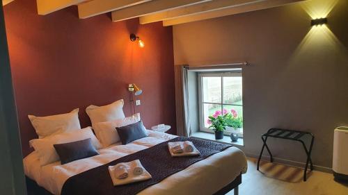 1 dormitorio con 1 cama grande con 2 platos en Maison Fleuriet - Chambres d'hôtes, en Menetou-Râtel