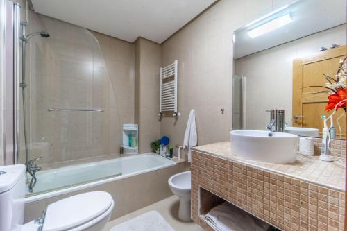 uma casa de banho com uma banheira, um lavatório e um WC. em Soleado Apartamento en Segunda Planta con Vistas a la Piscina en La Torre Golf - AE1422 em Torre-Pacheco