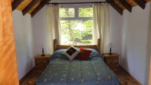 Una cama o camas en una habitación de Cabañas Altos de Moquehue