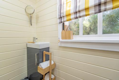 uma casa de banho com um lavatório e uma janela em Elsie's Retreat em Durham