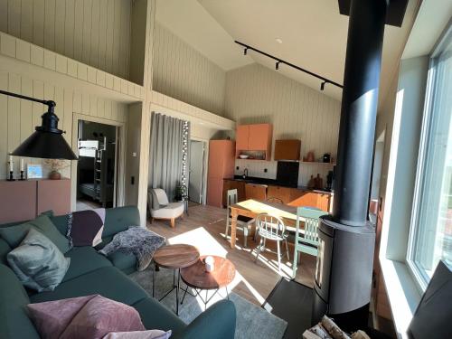 a living room with a green couch and a table at Viste Funäsdalen in Funäsdalen