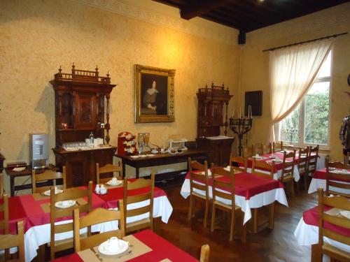 Un restaurante u otro lugar para comer en Erasmus Hotel