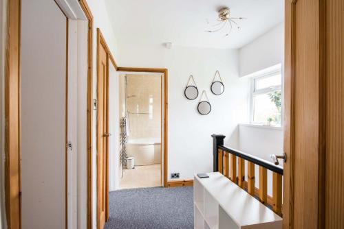 Kamar mandi di Spacious 3 bedroom Penarth home, garden & parking
