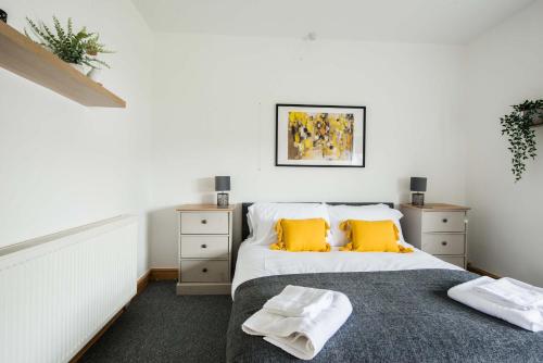 Tempat tidur dalam kamar di Spacious 3 bedroom Penarth home, garden & parking