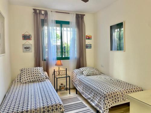 - une chambre avec 2 lits et une fenêtre dans l'établissement La Concha - EaW Homes, à Marbella