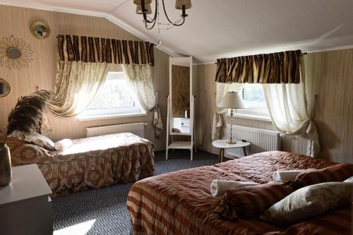 een hotelkamer met 2 bedden en een raam bij Vila Forest Resort 