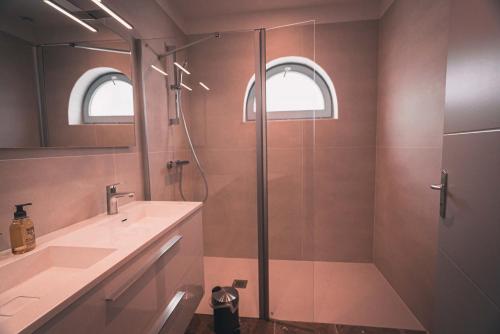 Koupelna v ubytování Appartement avec cour privée Centre ville Classé 4 étoiles Remparts 1