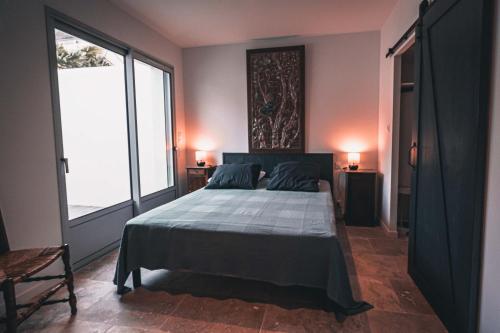 Postel nebo postele na pokoji v ubytování Appartement avec cour privée Centre ville Classé 4 étoiles Remparts 1