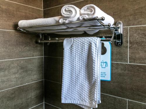 ハボローネにあるMadamz Bed & Breakfastのバスルームに掛けられているタオル