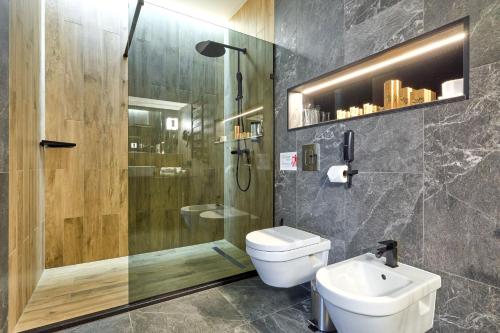 Un baño de Twins Hotel & Spa