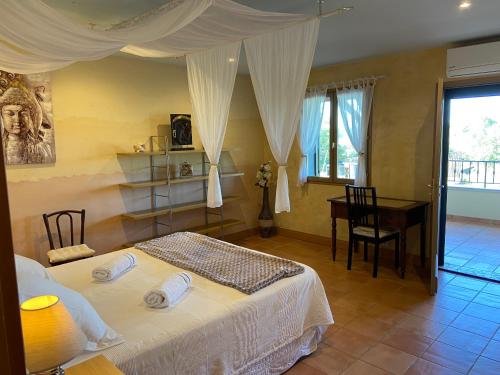 une chambre avec un lit, un bureau et une fenêtre dans l'établissement Maison indépendante standing, piscine privée, à Rosières