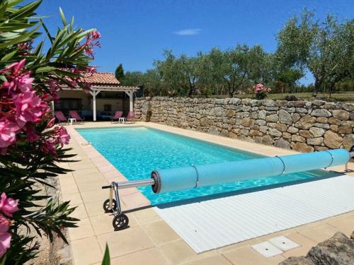 une grande piscine avec un grand gonflable bleu dans l'établissement Maison indépendante standing, piscine privée, à Rosières