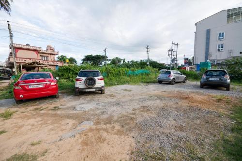 a group of cars parked on a dirt road at KK Comforts in Shrīrangapattana