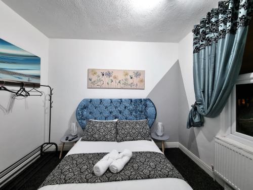 una camera con letto e testiera blu di *12PR* Setup for your most relaxed & amazing stay + Free Parking + Free Fast WiFi * a Beeston Hill