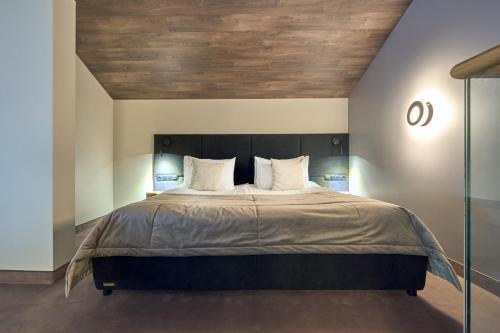 Una cama o camas en una habitación de Twins Hotel & Spa