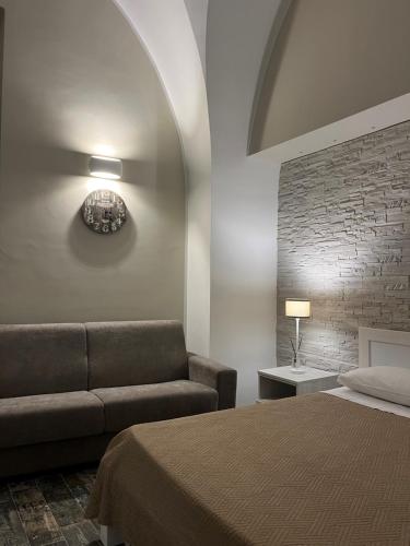una camera con letto e divano di Appartamento Luxury a Massafra