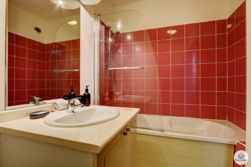 La salle de bains est pourvue d'un lavabo et d'une baignoire. dans l'établissement T3 Rustica - Duplex à Saint-Denis, à Sainte-Clotilde