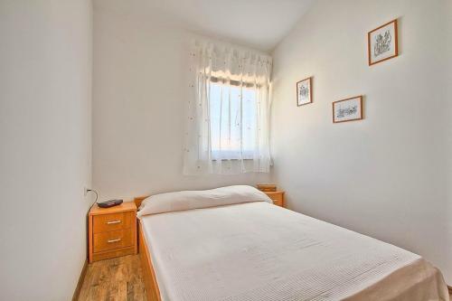 Un dormitorio con una cama y una cómoda y una ventana. en Villa MAGGIE, en Šišan