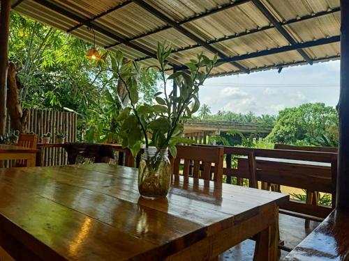 a vase sitting on top of a wooden table at Suankafae Resort สวนกาแฟรีสอร์ท in Suratthani