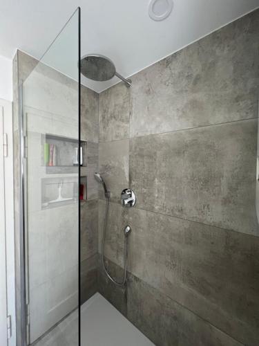 una doccia con porta in vetro in bagno di Zentrale 3 Zimmer Wohnung - Nähe Flughafen & Messe a Neuhausen auf den Fildern