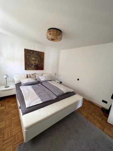 מיטה או מיטות בחדר ב-Zentrale 3 Zimmer Wohnung - Nähe Flughafen & Messe