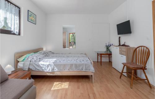 a bedroom with a bed and a chair at Pet Friendly Apartment In Pinezici With Wifi in Pinezici