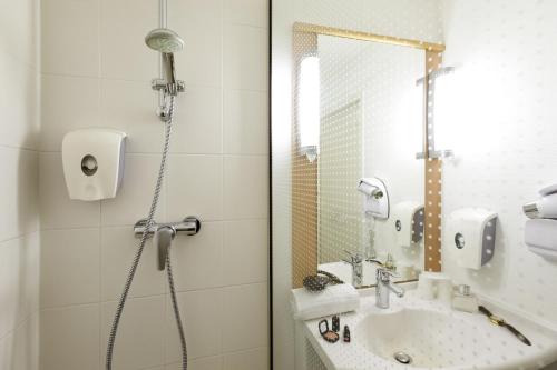 a bathroom with a shower and a sink at ibis Hotel Brussels Airport in Diegem