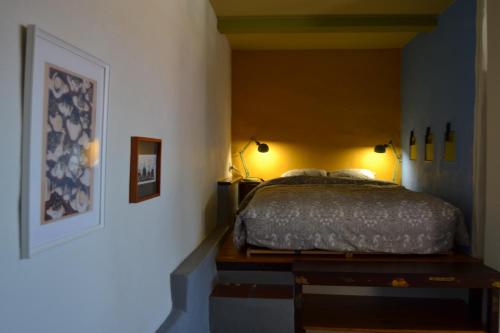 ein Schlafzimmer mit einem Bett in einem Zimmer in der Unterkunft El Quinto Pino - El Estudio in Las Indias