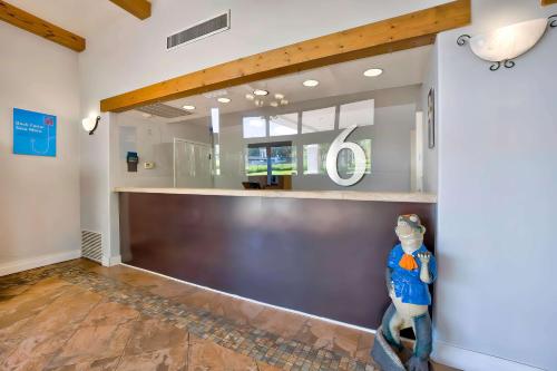 Ο χώρος του λόμπι ή της ρεσεψιόν στο Motel 6-Gainesville, FL