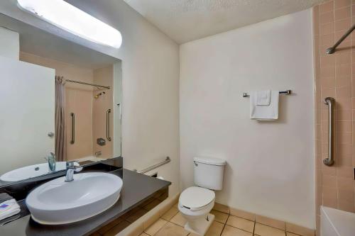 Ένα μπάνιο στο Motel 6-Gainesville, FL