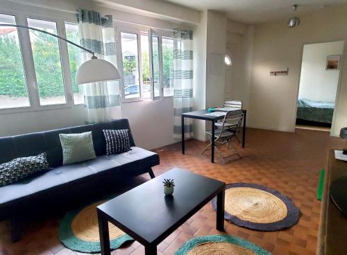 un salon avec un canapé et une table dans l'établissement Dolphin's House, à Avignon
