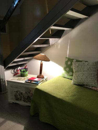 パレルモにあるForesteria del Massimoのベッドルーム1室(緑色のベッドカバー付)