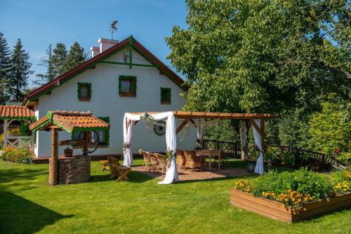 um quintal com uma casa com um gazebo em Zielony Domek w Nartach - Mazury em Narty