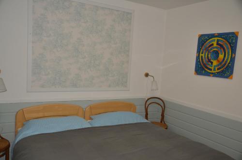 ein Schlafzimmer mit einem Bett und einem Bild an der Wand in der Unterkunft Ferienhaus.Winsen-Aller in Winsen
