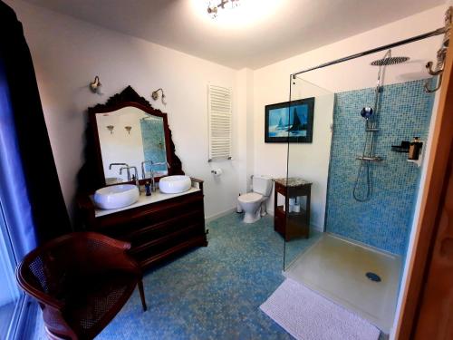 W łazience znajduje się prysznic, umywalka i toaleta. w obiekcie Słoneczny dom nad Jeziorem Bystrzyckim w Zagórzu Śląskim