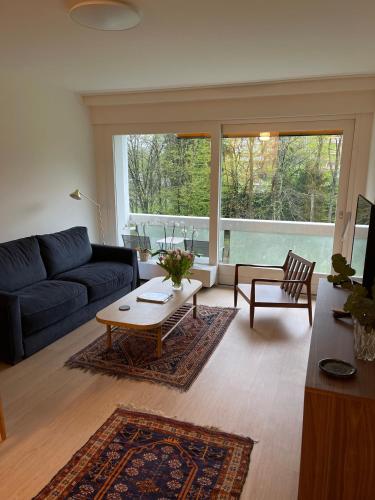 sala de estar con sofá y mesa en Petit-Saconnex, Geneva en Ginebra