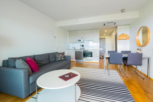 ein Wohnzimmer mit einem Sofa und einem Tisch in der Unterkunft Finlandia Hotel Aquarius in Uusikaupunki