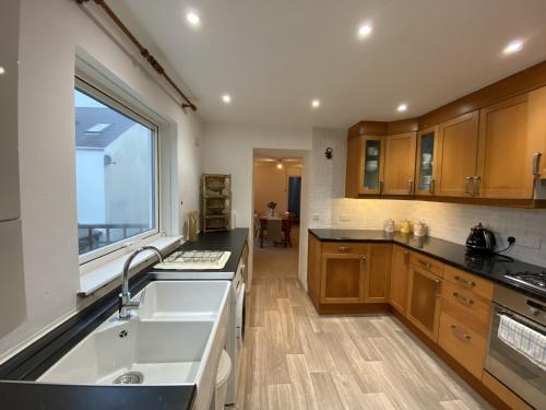 Η κουζίνα ή μικρή κουζίνα στο Frobisher Apartments