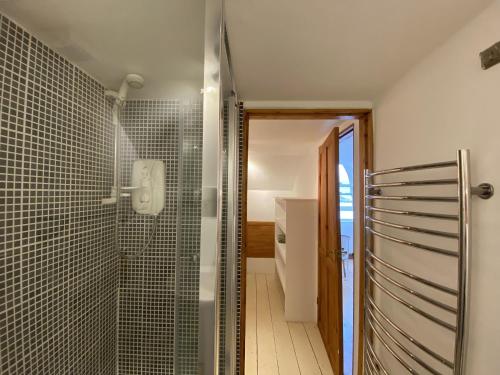 Ένα μπάνιο στο Frobisher Apartments