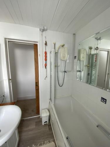 Ένα μπάνιο στο Frobisher Apartments